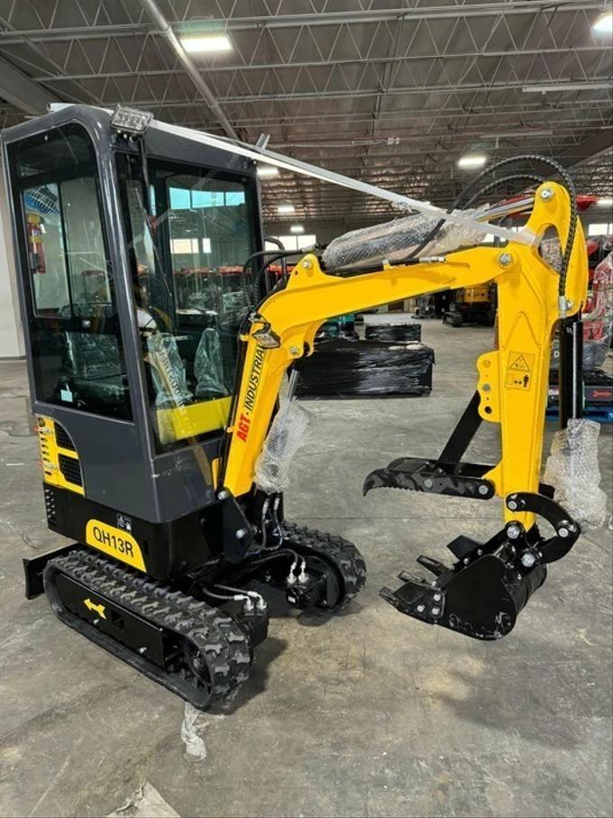 AGT QH13R 1‑Ton Gasoline Mini Excavator with Enclosed Cab